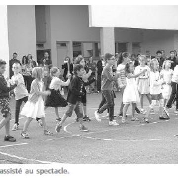 Revue de presse : Chants et danse à la fête de l'école