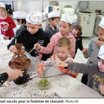 Revue de presse : Les enfants de l'accueil de loisirs jouent  aux apprentis chocolatiers