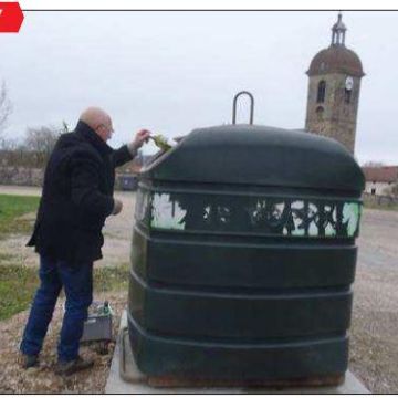 Revue de presse : Un bac à verre déplacé près de l'église